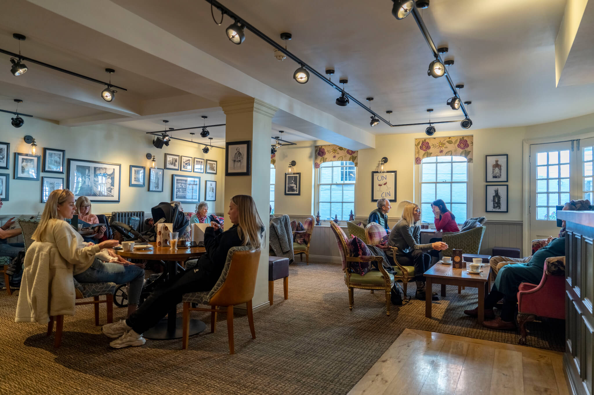 The White Horse Romsey Dining in the bar